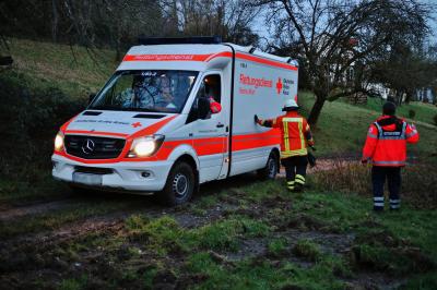 WINNENDEN-SCHELMENHOLZ: Rettungswagen bleibt im Schlamm stecken - 2 RTW muss Patient abholen.
